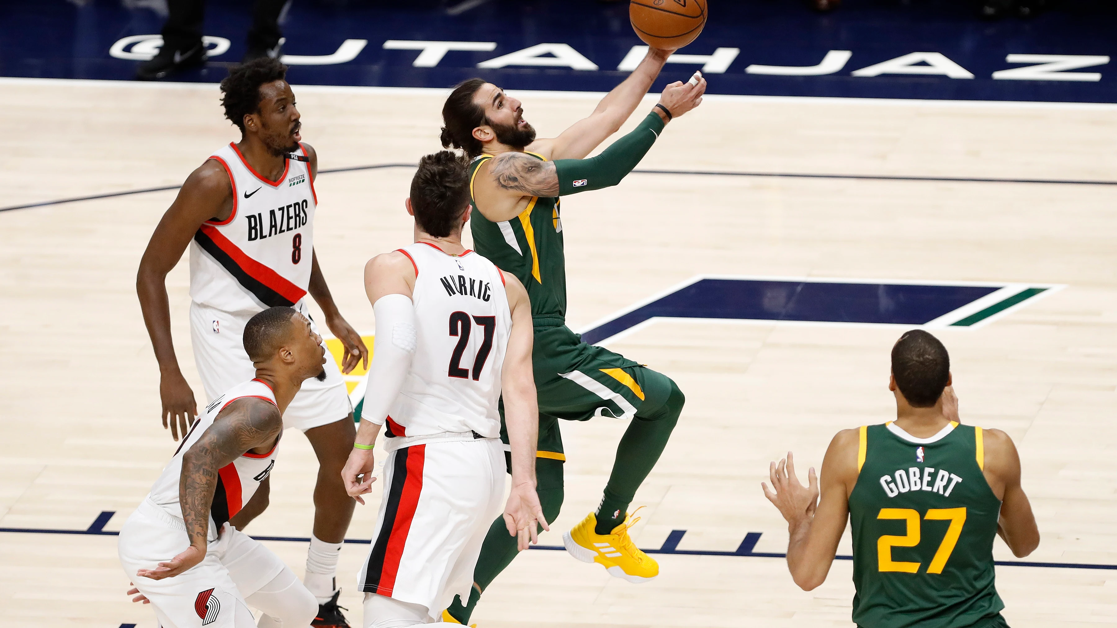 Ricky Rubio penetra a canasta ante la defensa de Portland