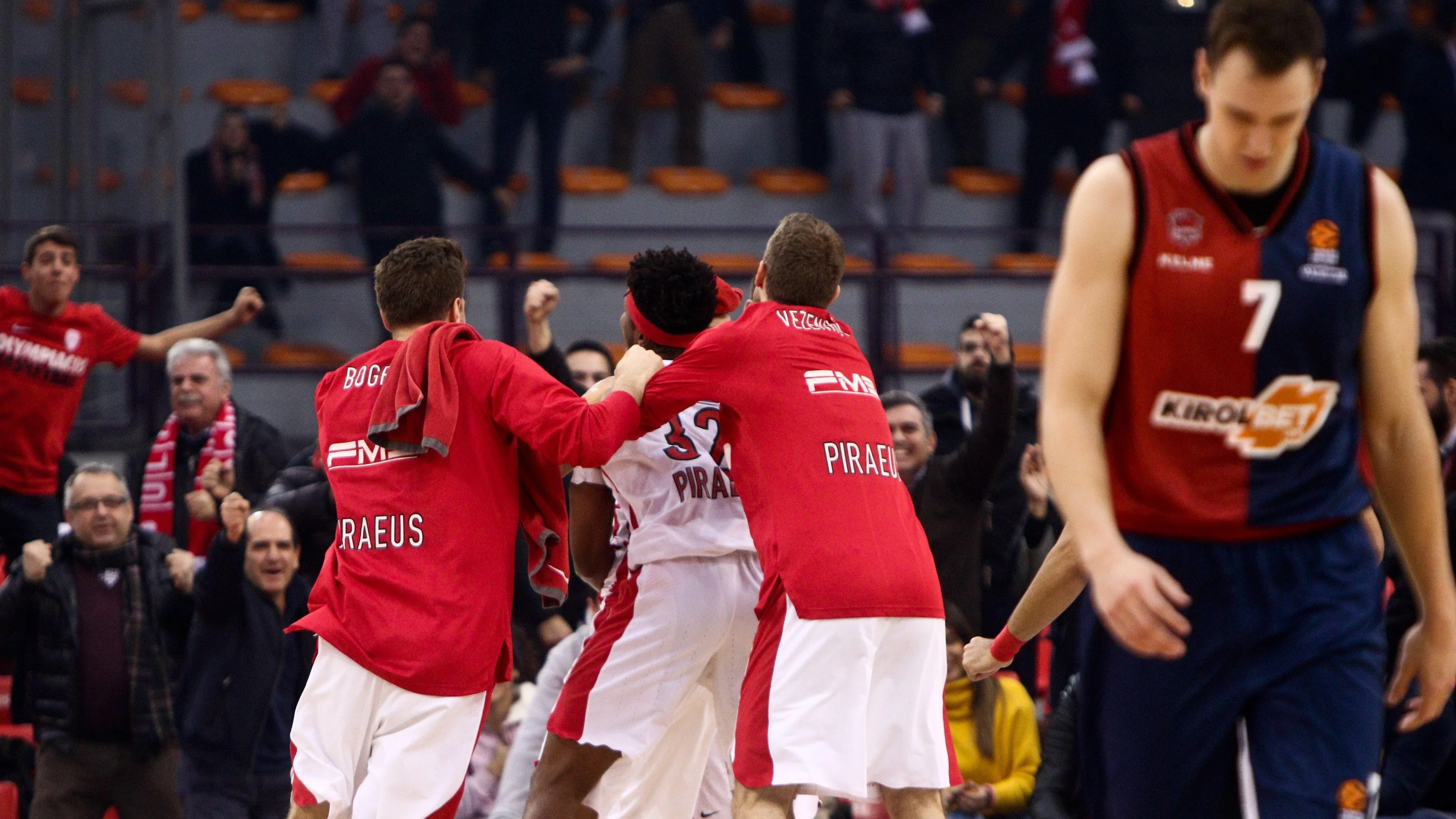 Los jugadores del Olympiacos celebran una canasta ante el Baskonia