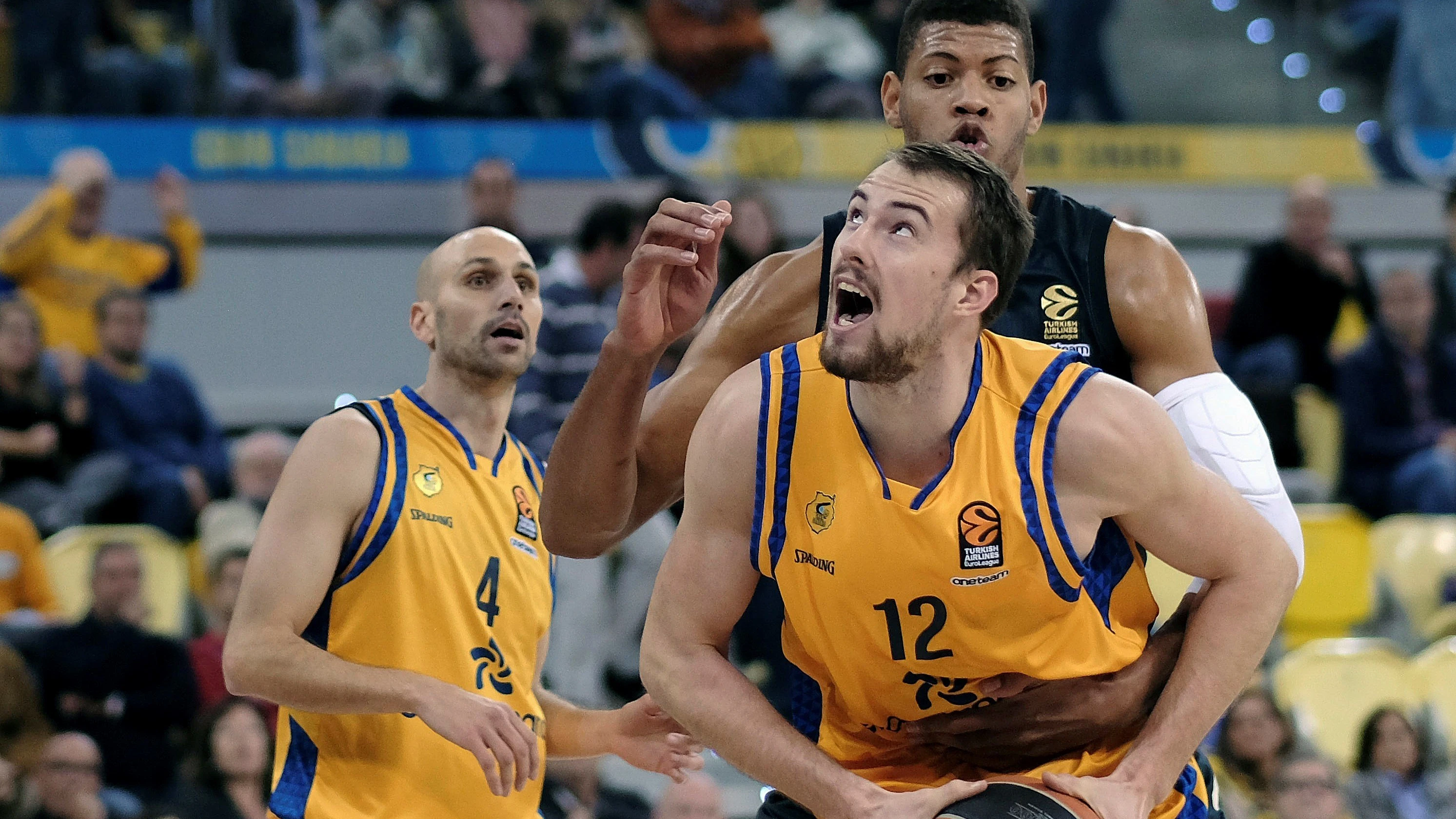 Ondrej Balvin intenta superar a Walter Tavares Ondrej Balvin intenta superar a Walter Tavares