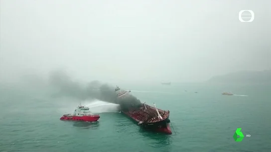 Un petrolero se incendia en un espacio marino con especies en peligro de extinción en Hong Kong Un petrolero se incendia en un espacio marino con especies en peligro de extinción en Hong Kong