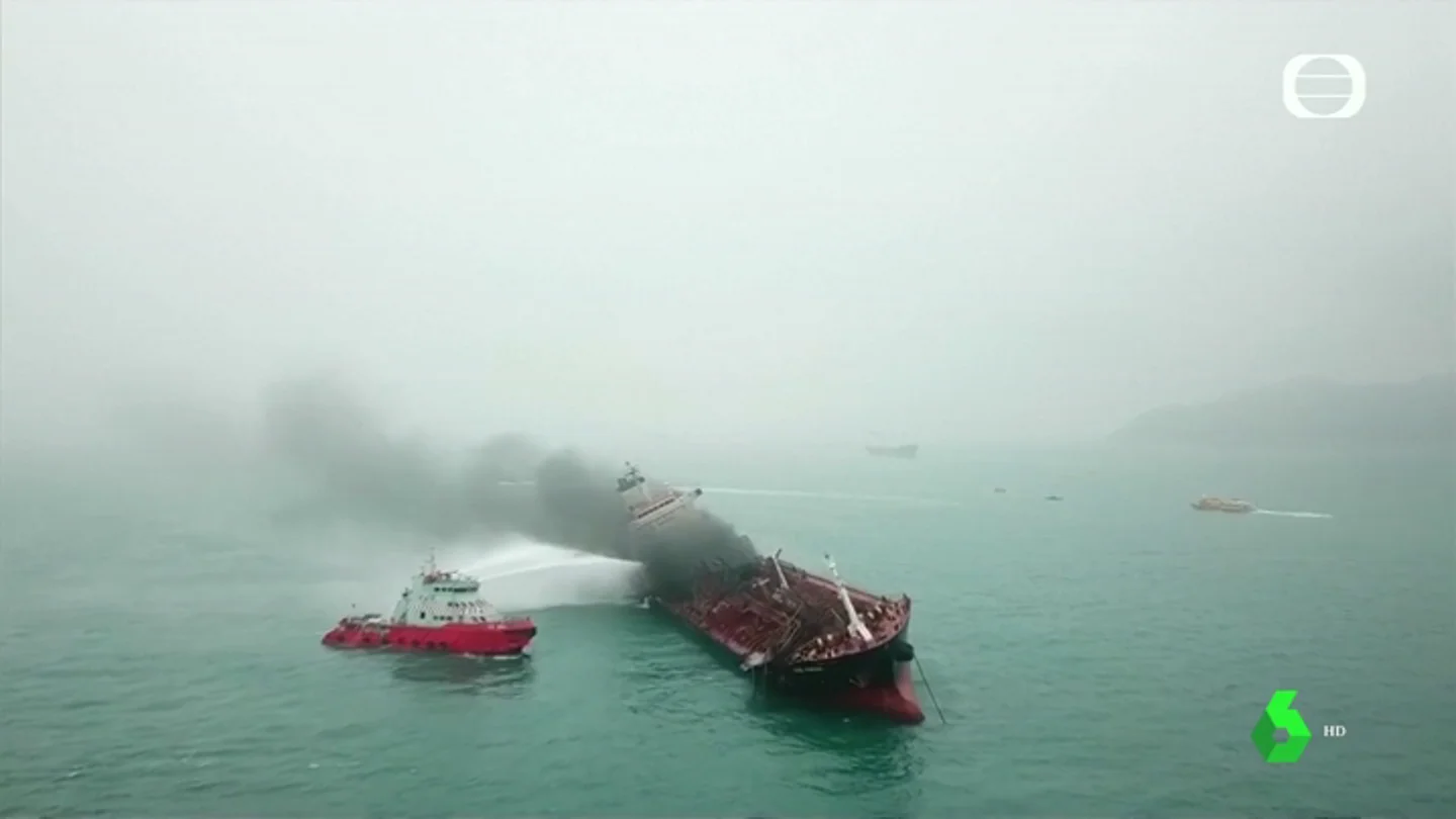 Un petrolero se incendia en un espacio marino con especies en peligro de extinción en Hong Kong Un petrolero se incendia en un espacio marino con especies en peligro de extinción en Hong Kong