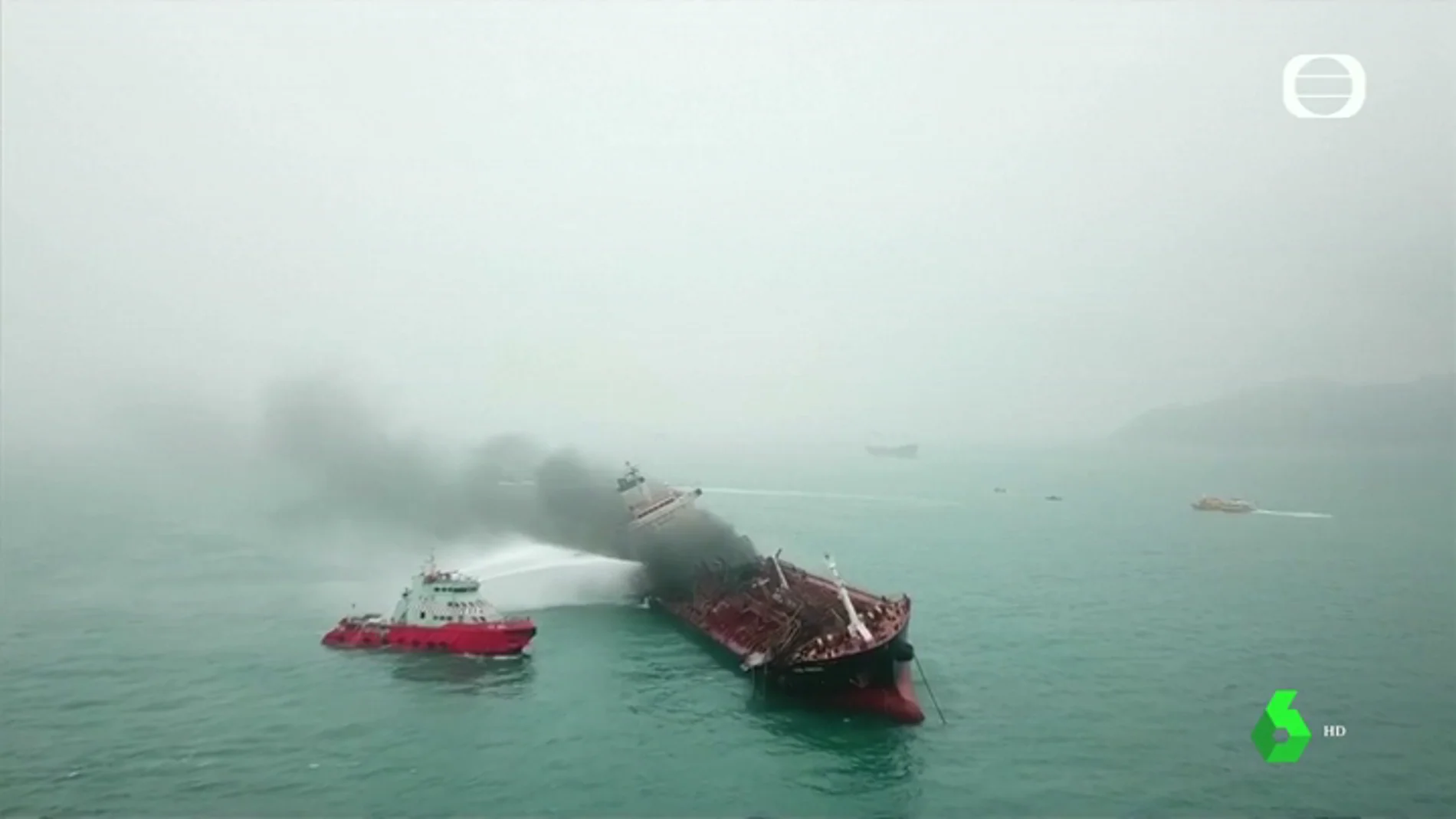 Un petrolero se incendia en un espacio marino con especies en peligro de extinción en Hong Kong