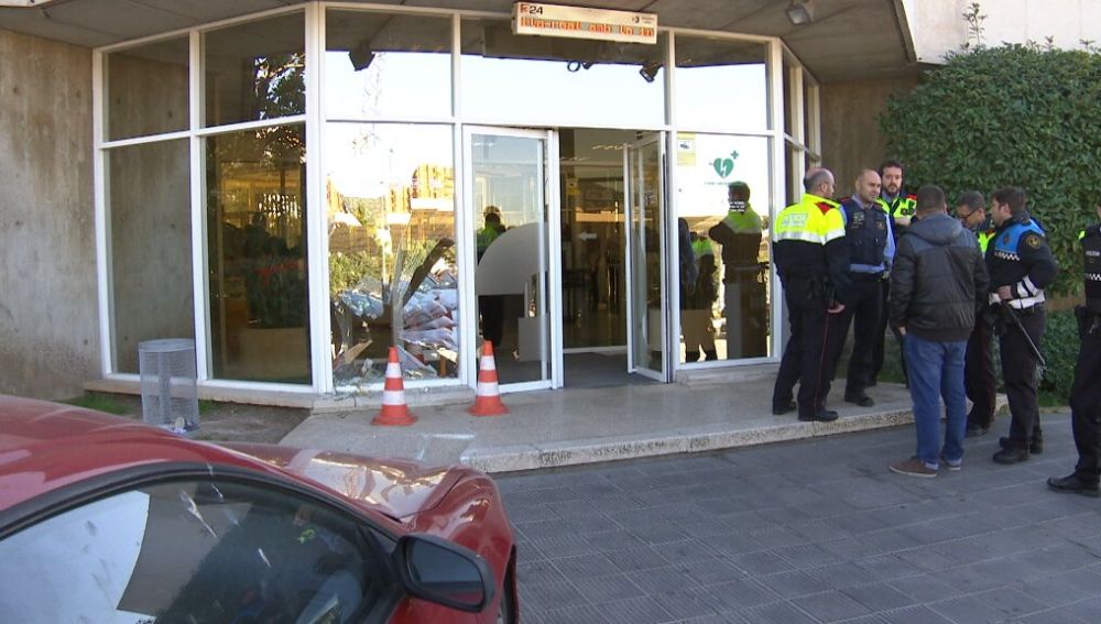 La puerta de TV3 y el coche que se ha estampado