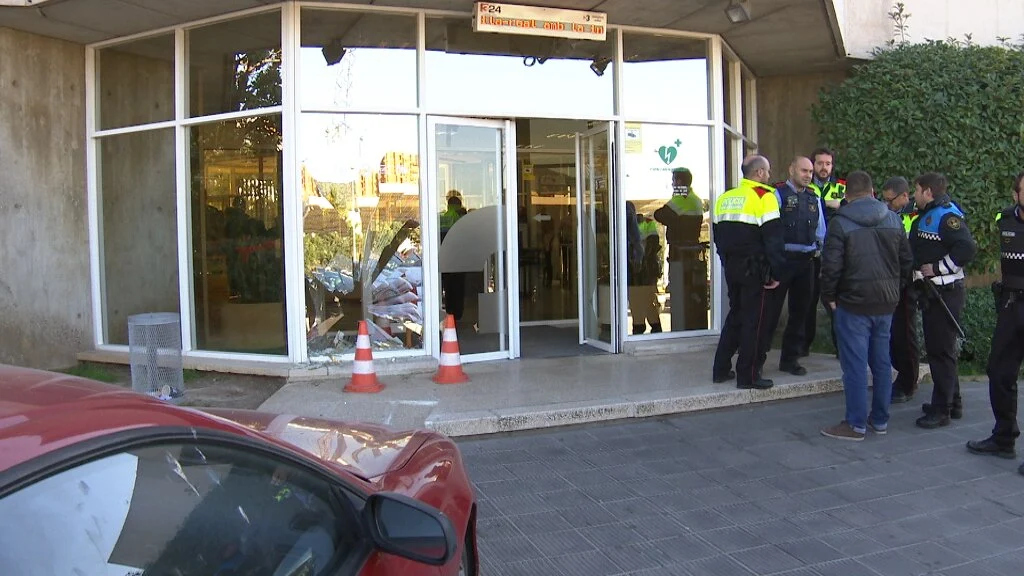 La puerta de TV3 y el coche que se ha estampado