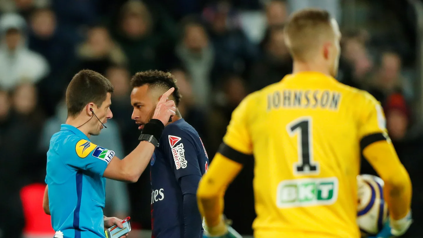 Neymar protesta una acción ante el colegiado Neymar protesta una acción ante el colegiado