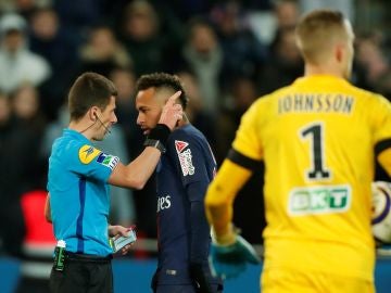 Neymar protesta una acción ante el colegiado Neymar protesta una acción ante el colegiado