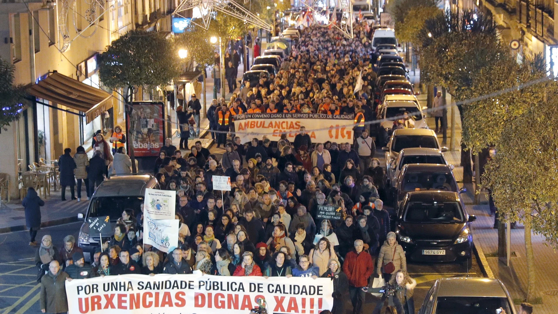 Más de un millar de personas se manifiestan en Santiago de Compostela por  unas "Urgencias dinas"