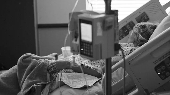 Una mujer hospitalizada Una mujer hospitalizada