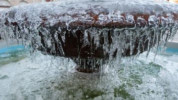 Vista de una fuente congelada en la localidad de Verín