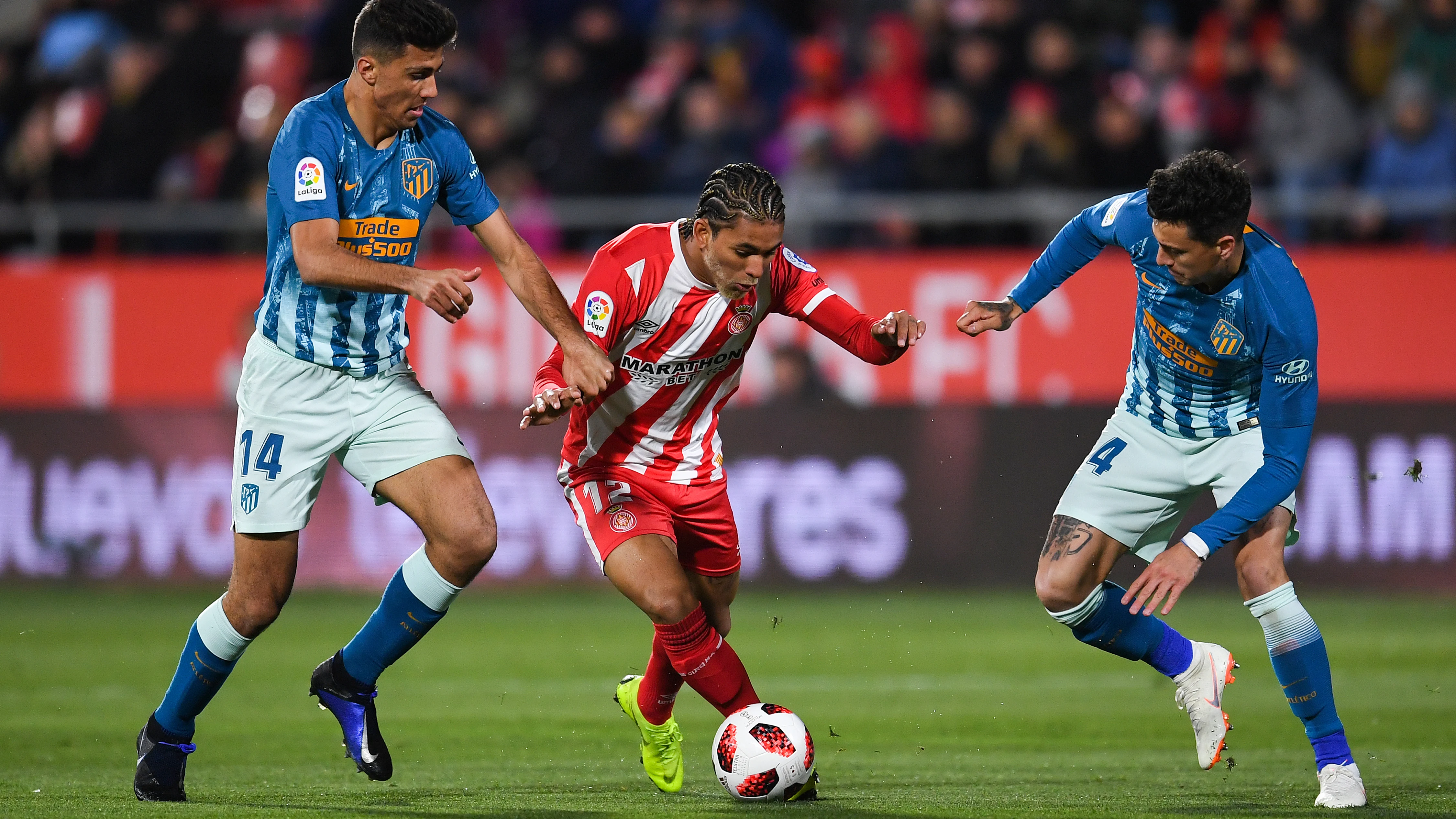  Douglas Luiz trata de marcharse de Rodrigo y Giménez