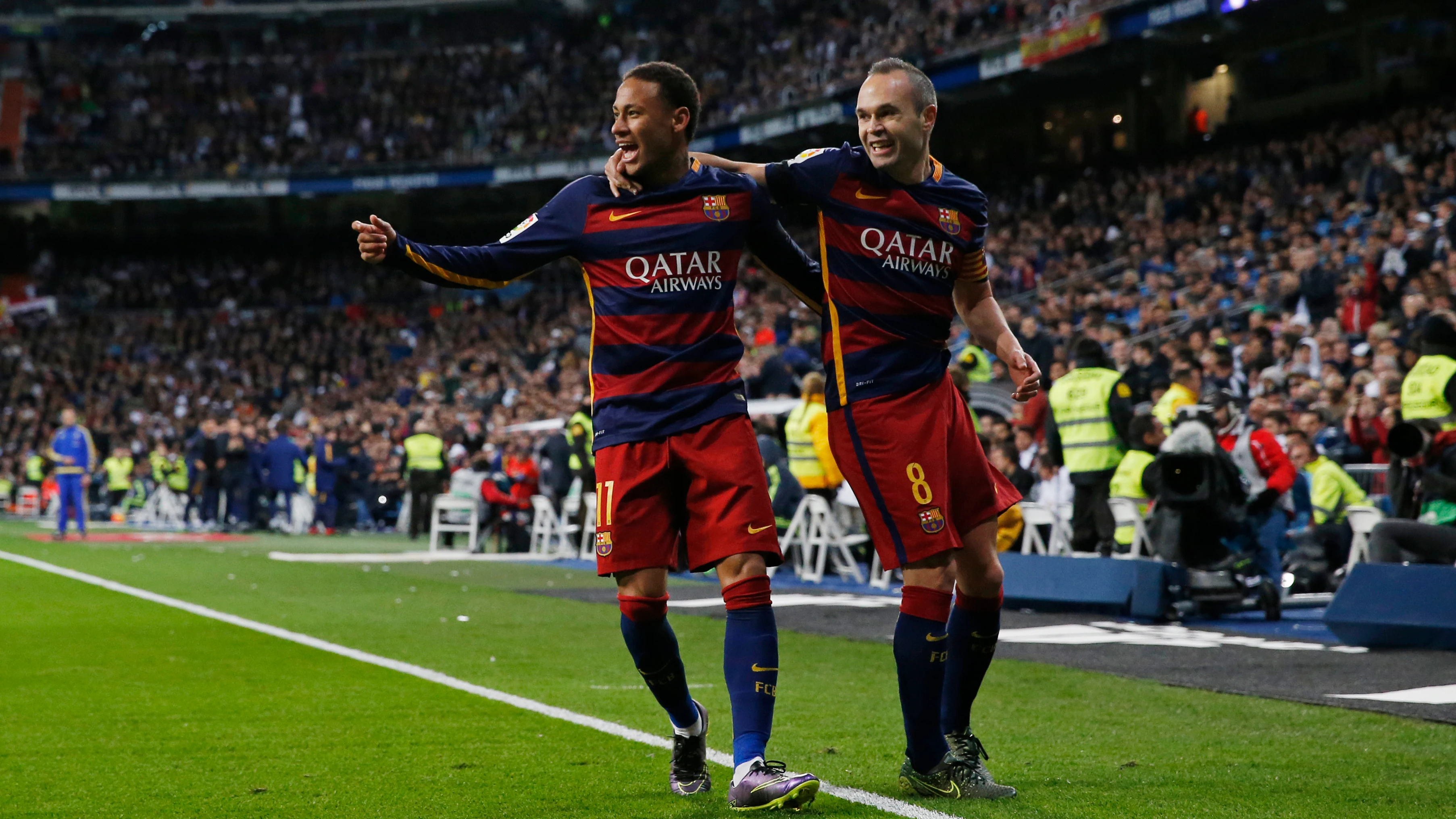 Neymar e Iniesta celebran un gol