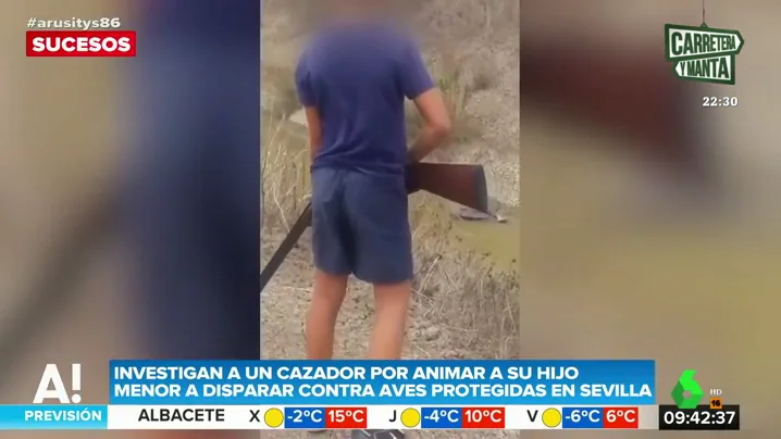 Un cazador anima a su hijo a disparar contra aves protegidas