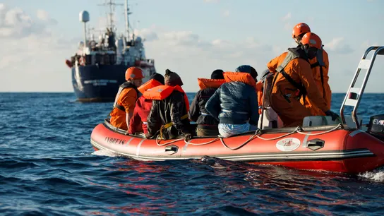 Un grupo de migrantes a bordo de una patera Un grupo de migrantes a bordo de una patera