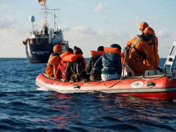 Un grupo de migrantes a bordo de una patera Un grupo de migrantes a bordo de una patera