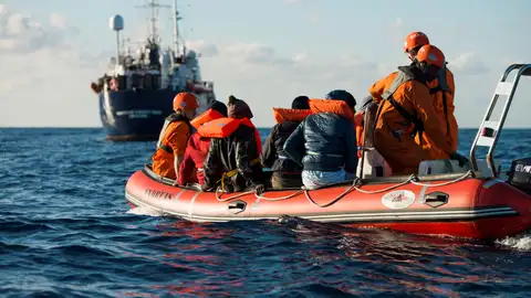 Un grupo de migrantes a bordo de una patera Un grupo de migrantes a bordo de una patera