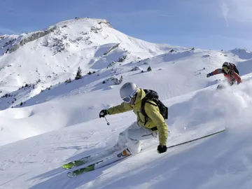 Dos hombres practican esquí. Dos hombres practican esquí.