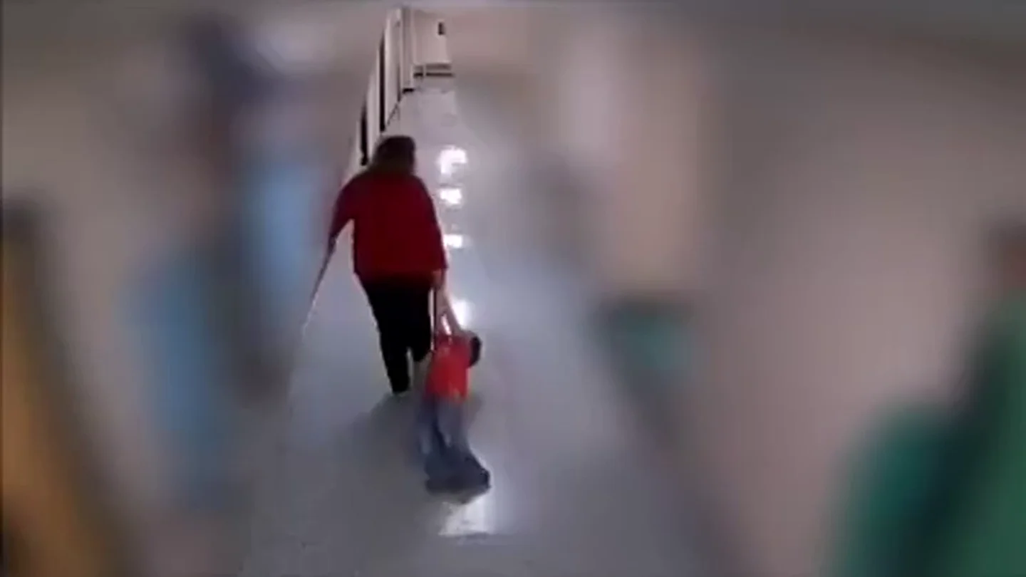 Despiden a una profesora por arrastrar por los pasillos del colegio a un niño con autismo que sufría una crisis Despiden a una profesora por arrastrar por los pasillos del colegio a un niño con autismo que sufría una crisis