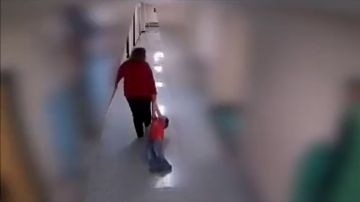 Despiden a una profesora por arrastrar por los pasillos del colegio a un niño con autismo que sufría una crisis 