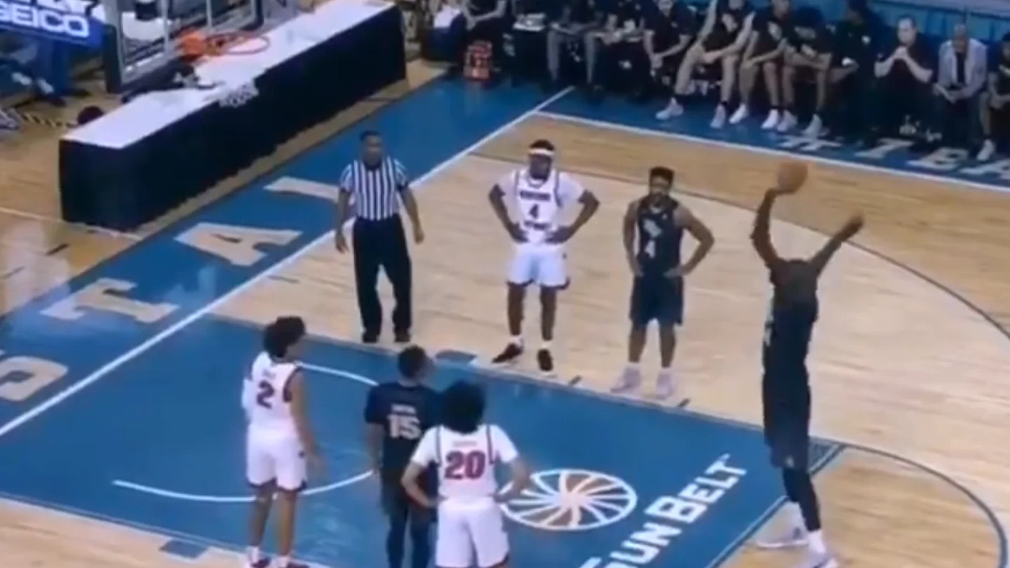 Tacko Fall, tirando un tiro libre Tacko Fall, tirando un tiro libre