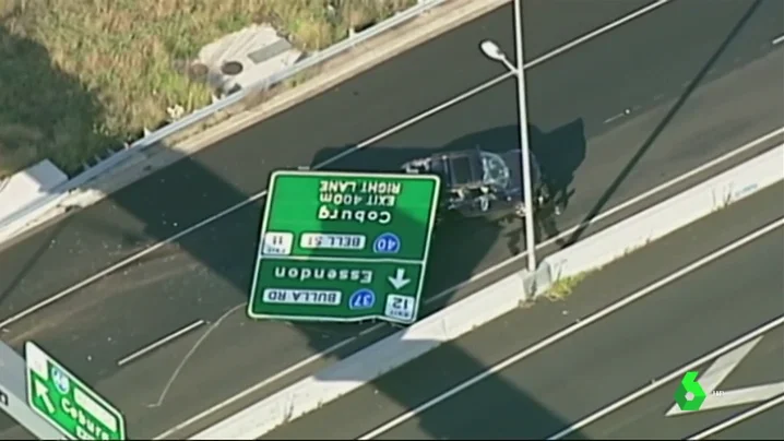 Una señal cae sobre un coche en plena autopista y hiere a la conductora