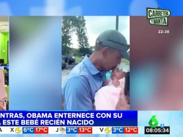 Barack Obama besa a un bebé Barack Obama besa a un bebé