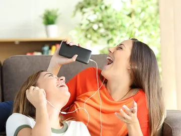 Amigas cantando con el móvil Amigas cantando con el móvil