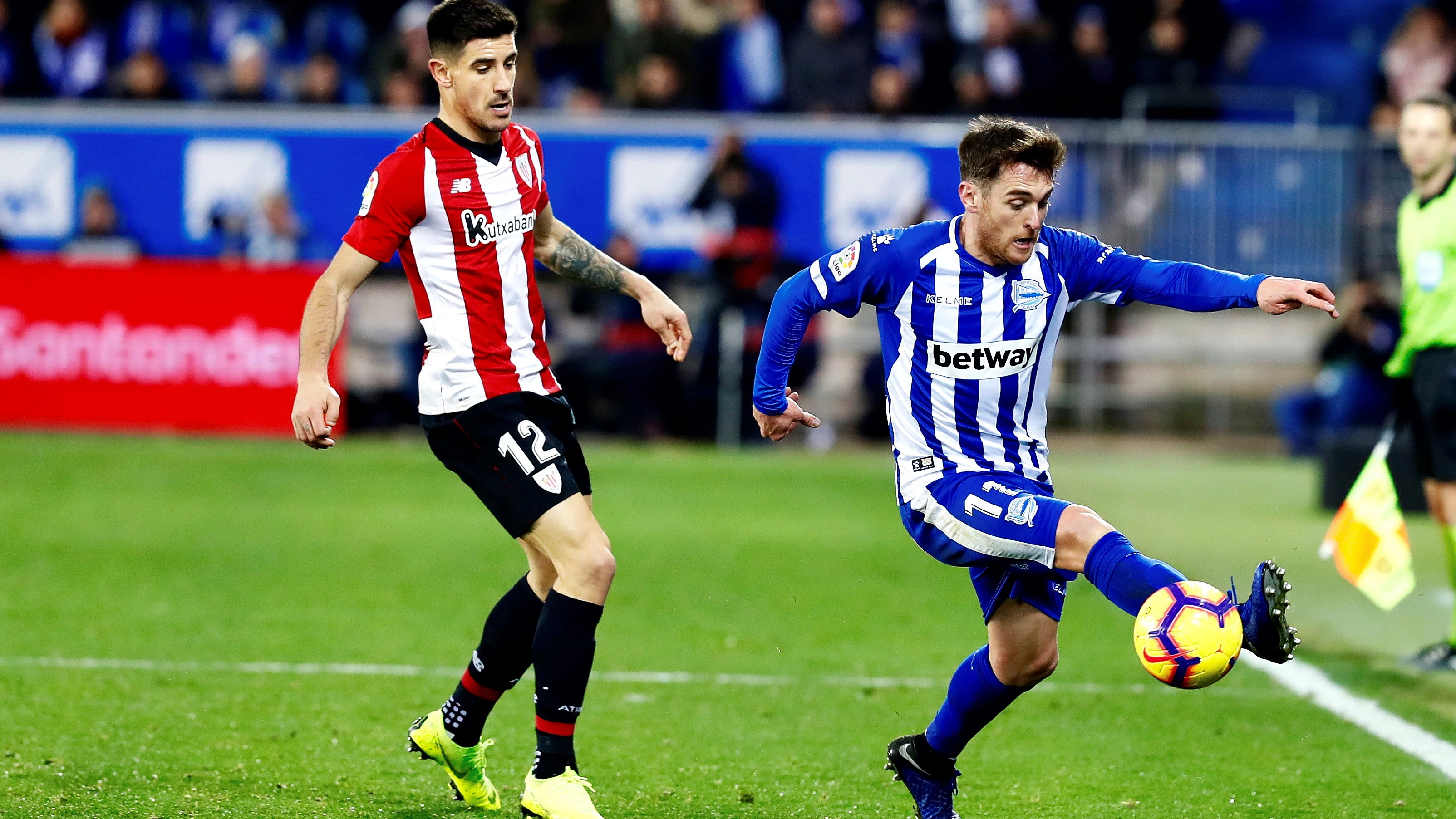 Ibai Gómez, con la camiseta del Alavés, en un partido contra el Athletic