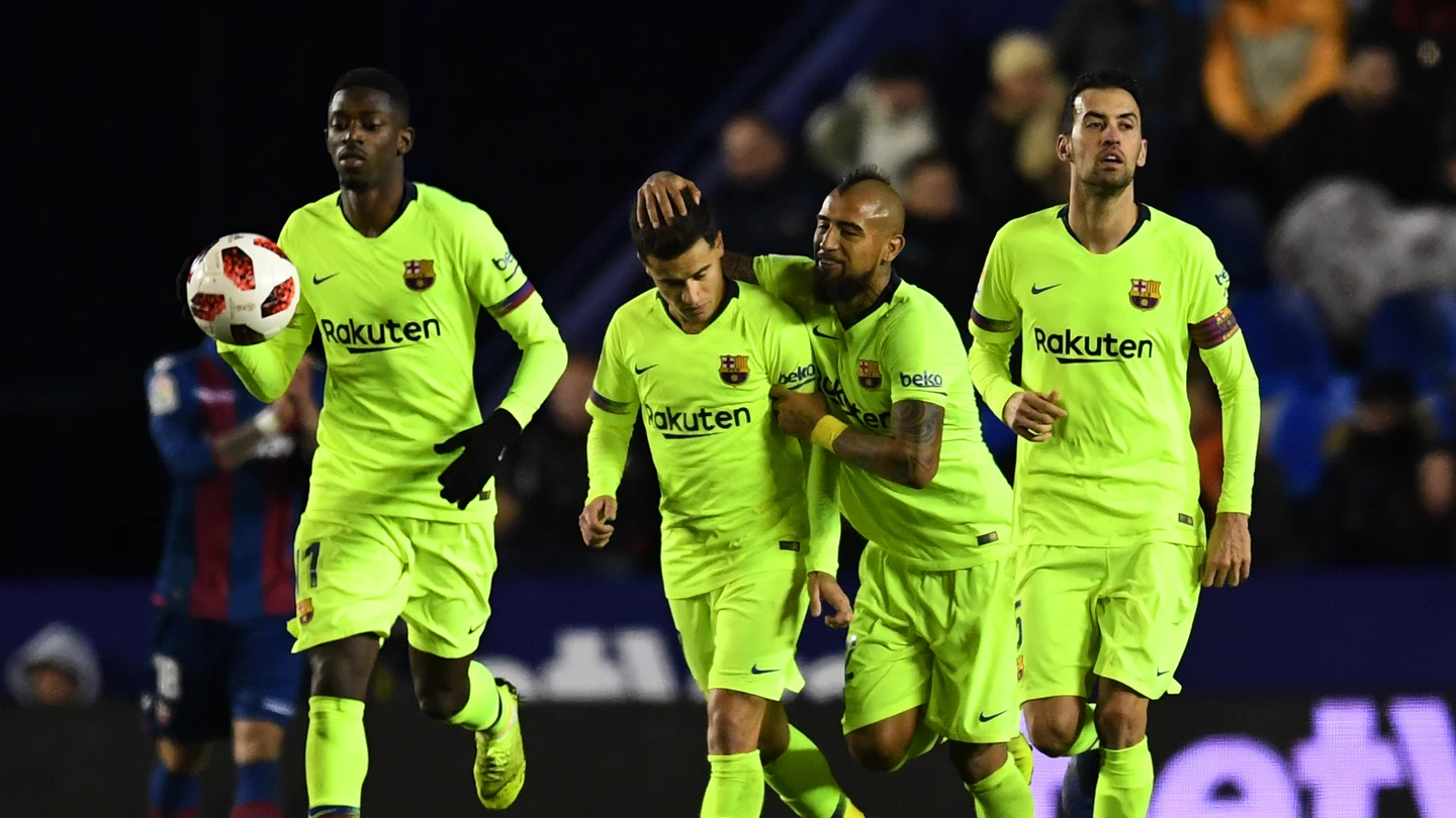 Coutinho, felicitado tras anotar desde el punto de penalti Coutinho, felicitado tras anotar desde el punto de penalti