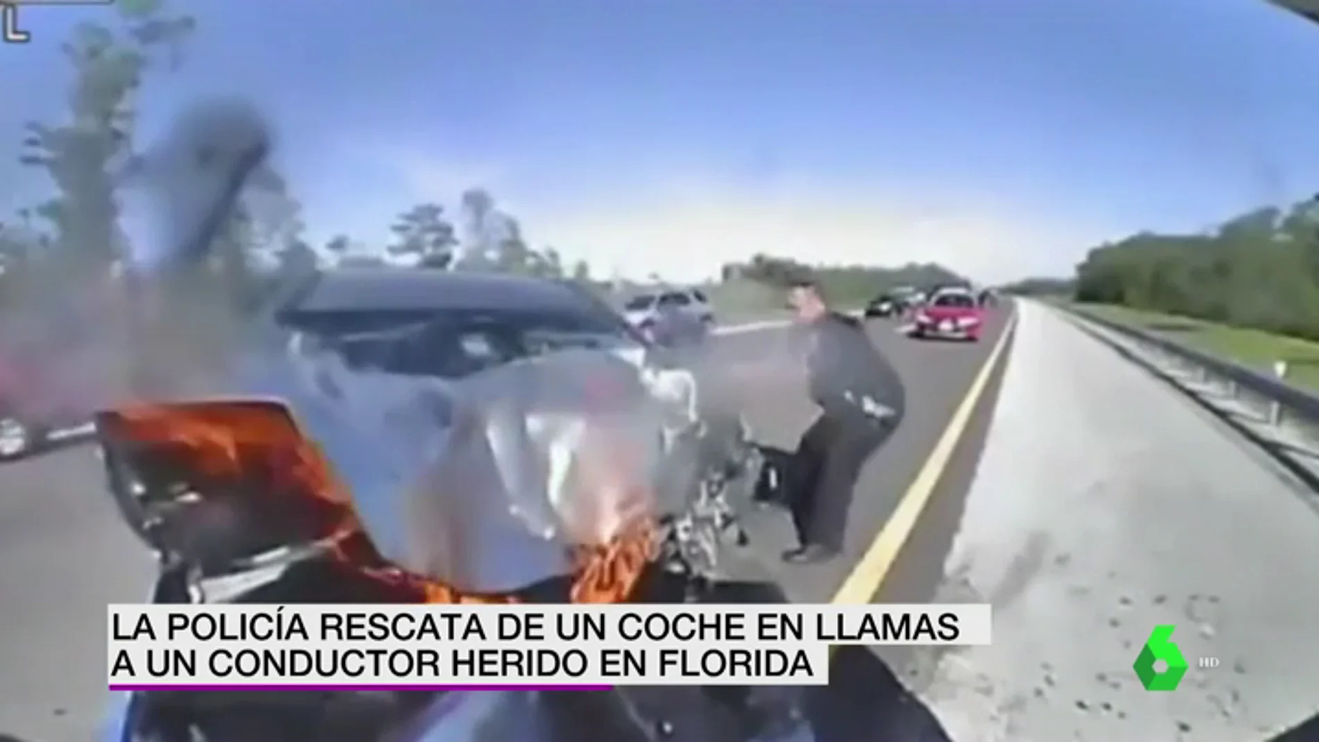 La policía rescata de un coche en llamas a un conductor herido en Florida