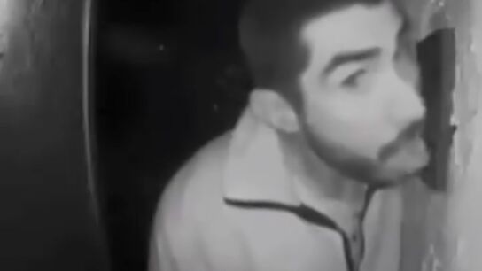 La Polic&iacute;a busca a un hombre que fue captado lamiendo durante tres horas el timbre de una familia en plena noche
