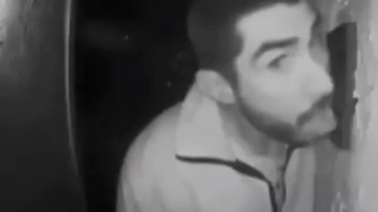 La Policía busca a un hombre que fue captado lamiendo durante tres horas el timbre de una familia en plena noche La Policía busca a un hombre que fue captado lamiendo durante tres horas el timbre de una familia en plena noche