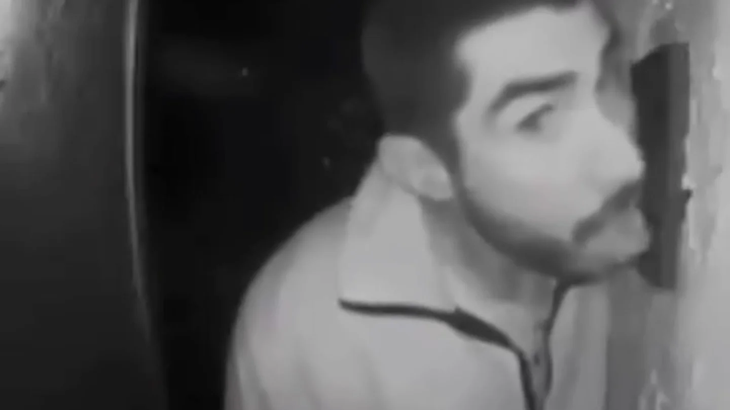 La Policía busca a un hombre que fue captado lamiendo durante tres horas el timbre de una familia en plena noche La Policía busca a un hombre que fue captado lamiendo durante tres horas el timbre de una familia en plena noche