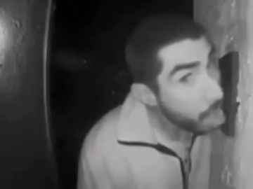 La Policía busca a un hombre que fue captado lamiendo durante tres horas el timbre de una familia en plena noche La Policía busca a un hombre que fue captado lamiendo durante tres horas el timbre de una familia en plena noche