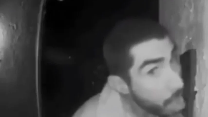 La Policía busca a un hombre que fue captado lamiendo durante tres horas el timbre de una familia en plena noche La Policía busca a un hombre que fue captado lamiendo durante tres horas el timbre de una familia en plena noche