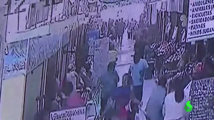 Las duras imágenes de un asesinato machista: un hombre abre fuego contra su mujer en un mercado de Perú