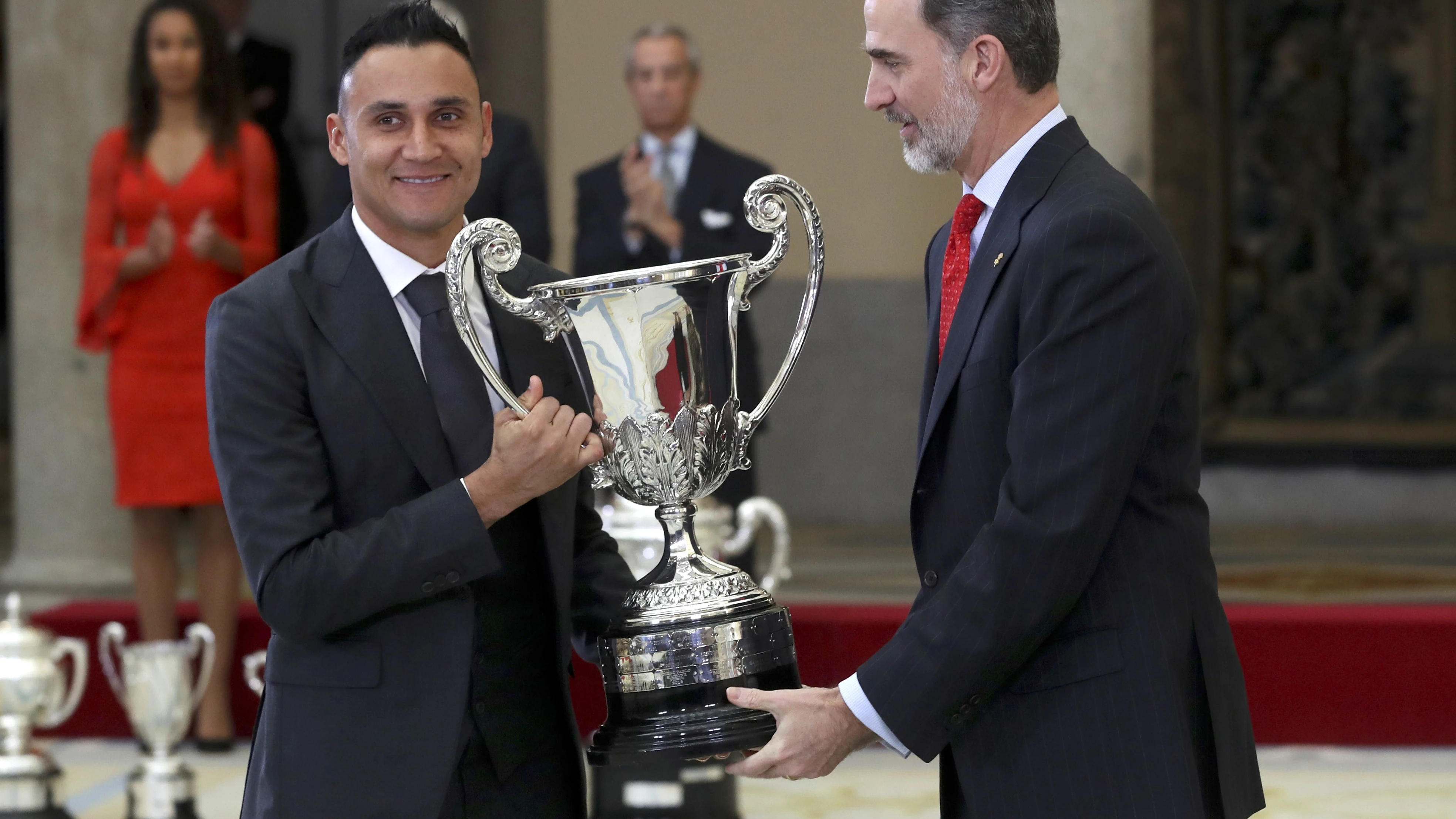 Keylor Navas recibe el premio a manos del Rey Felipe VI