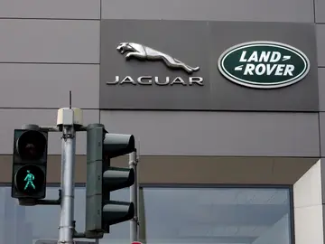 El logotipo de la compañía inglesa de automoción Jaguar Land Rover El logotipo de la compañía inglesa de automoción Jaguar Land Rover