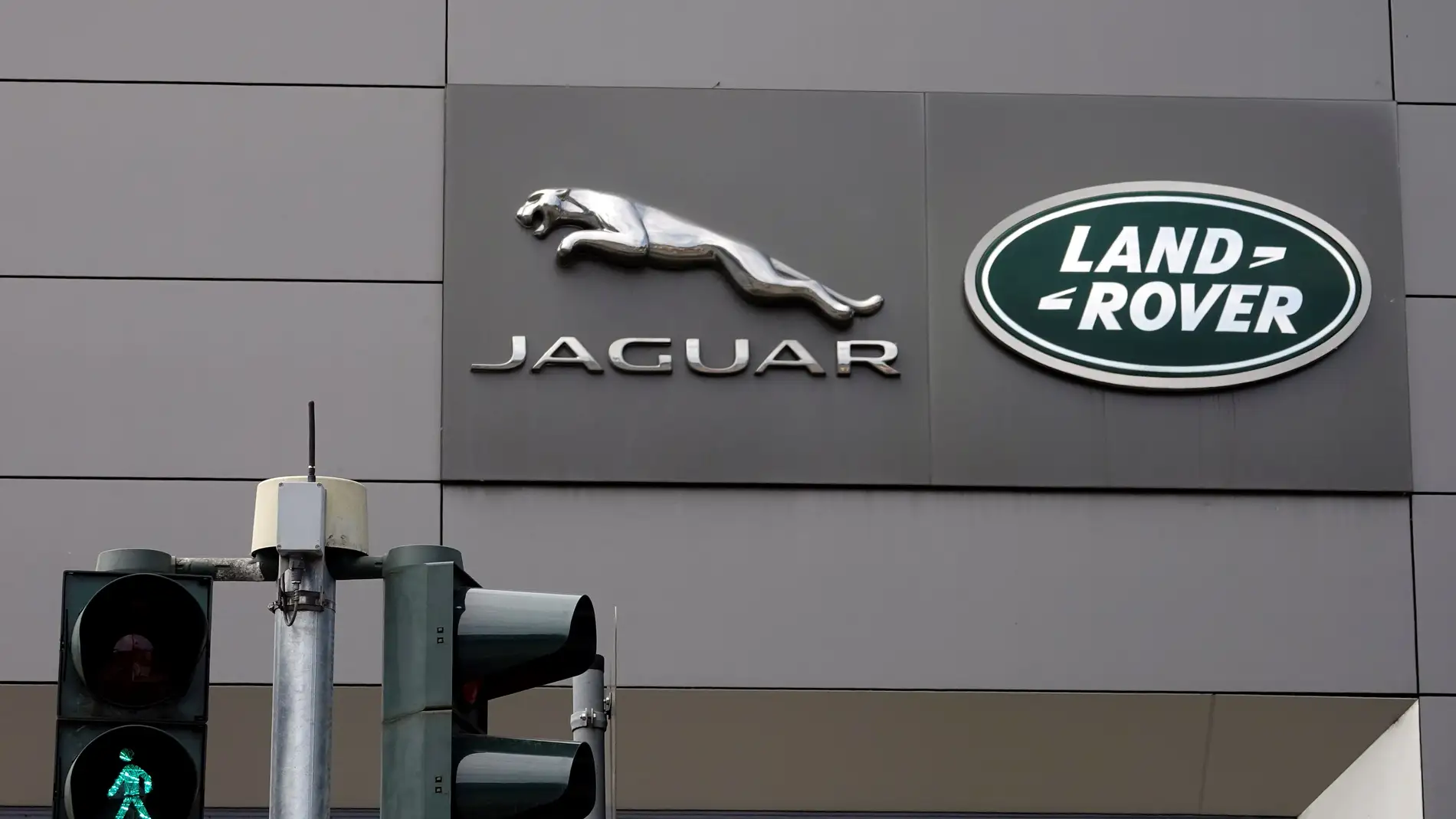 El logotipo de la compañía inglesa de automoción Jaguar Land Rover
