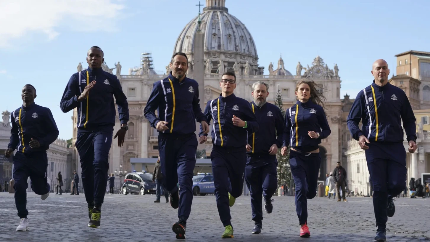 Integrantes de Vatican Athletics en la Plaza de San Pedro