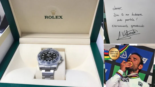 El detalle de Alejandro Valverde con Javier Mínguez El detalle de Alejandro Valverde con Javier Mínguez