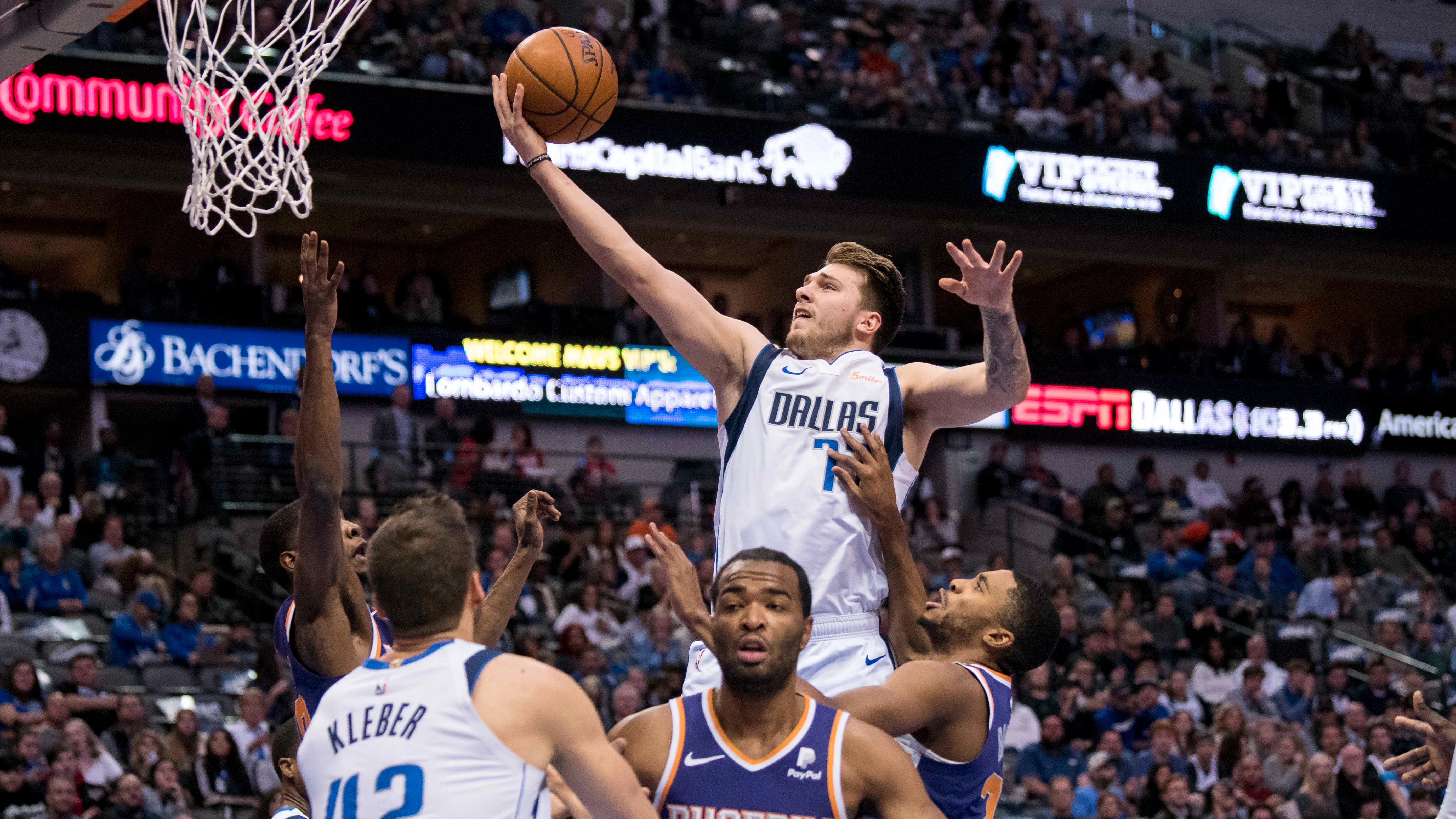 Luka Doncic jugando con los Dallas Mavericks