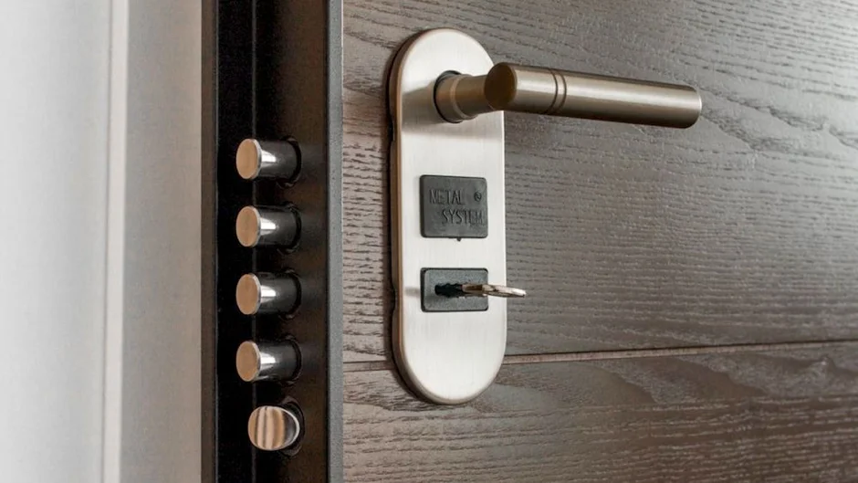 Imagen de una puerta metálica Imagen de una puerta metálica