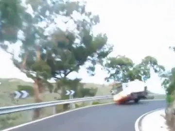 Coche se sale de la vía Coche se sale de la vía