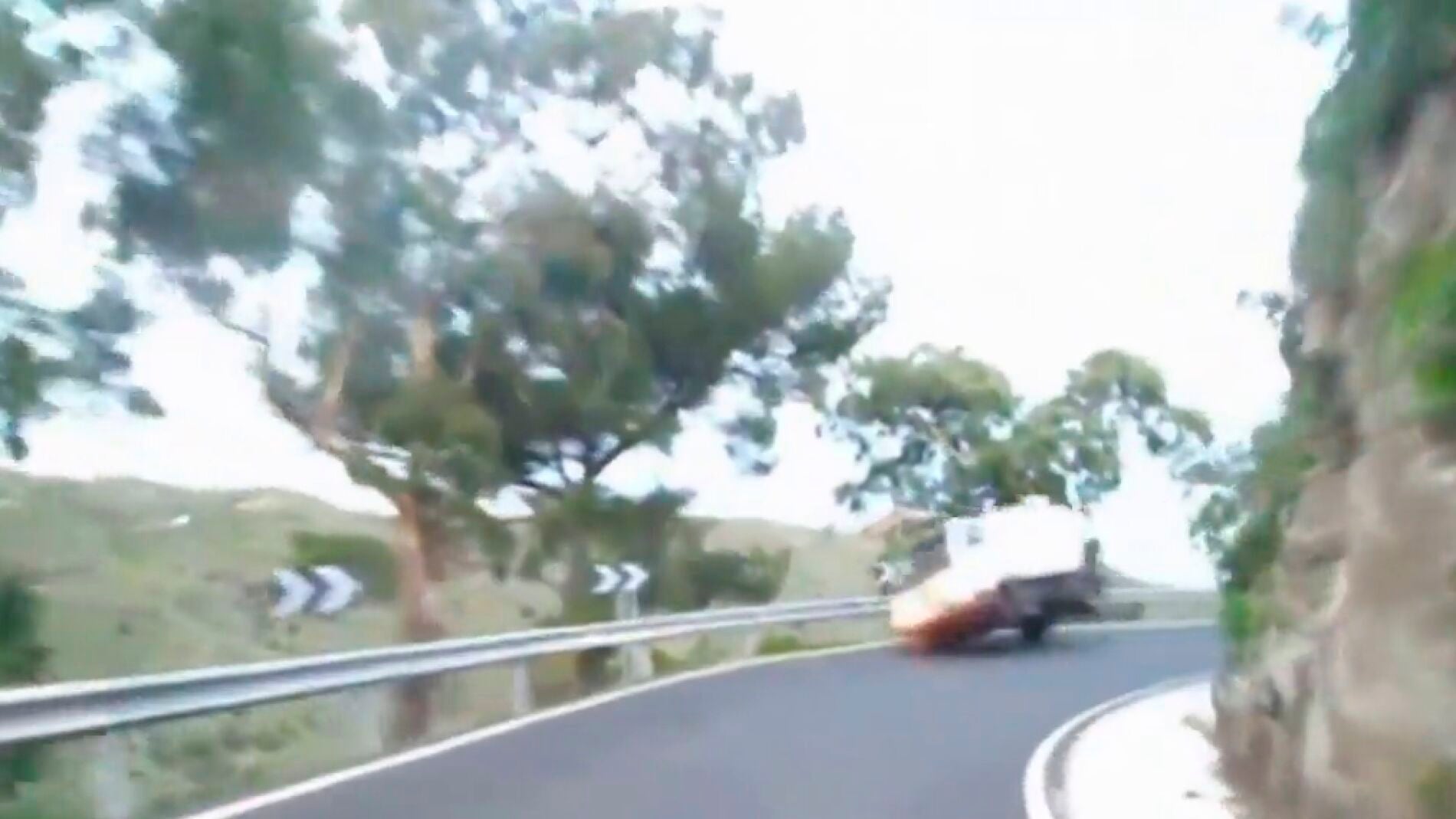 Coche se sale de la v&iacute;a