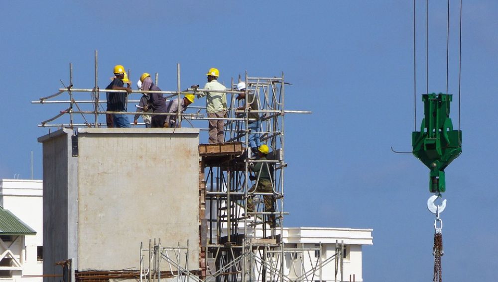 Imagen de unos obreros en un edificio en construcción