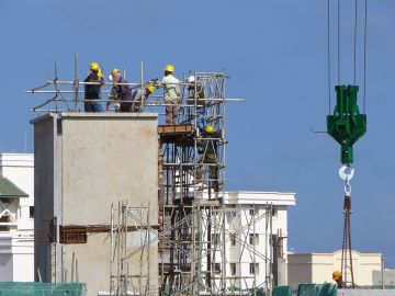 Imagen de unos obreros en un edificio en construcción Imagen de unos obreros en un edificio en construcción