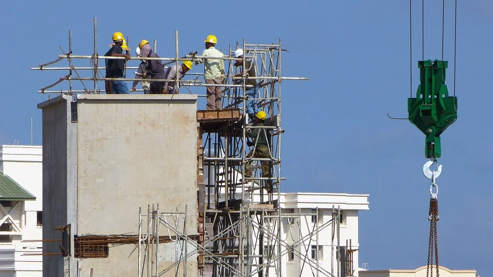 Imagen de unos obreros en un edificio en construcción