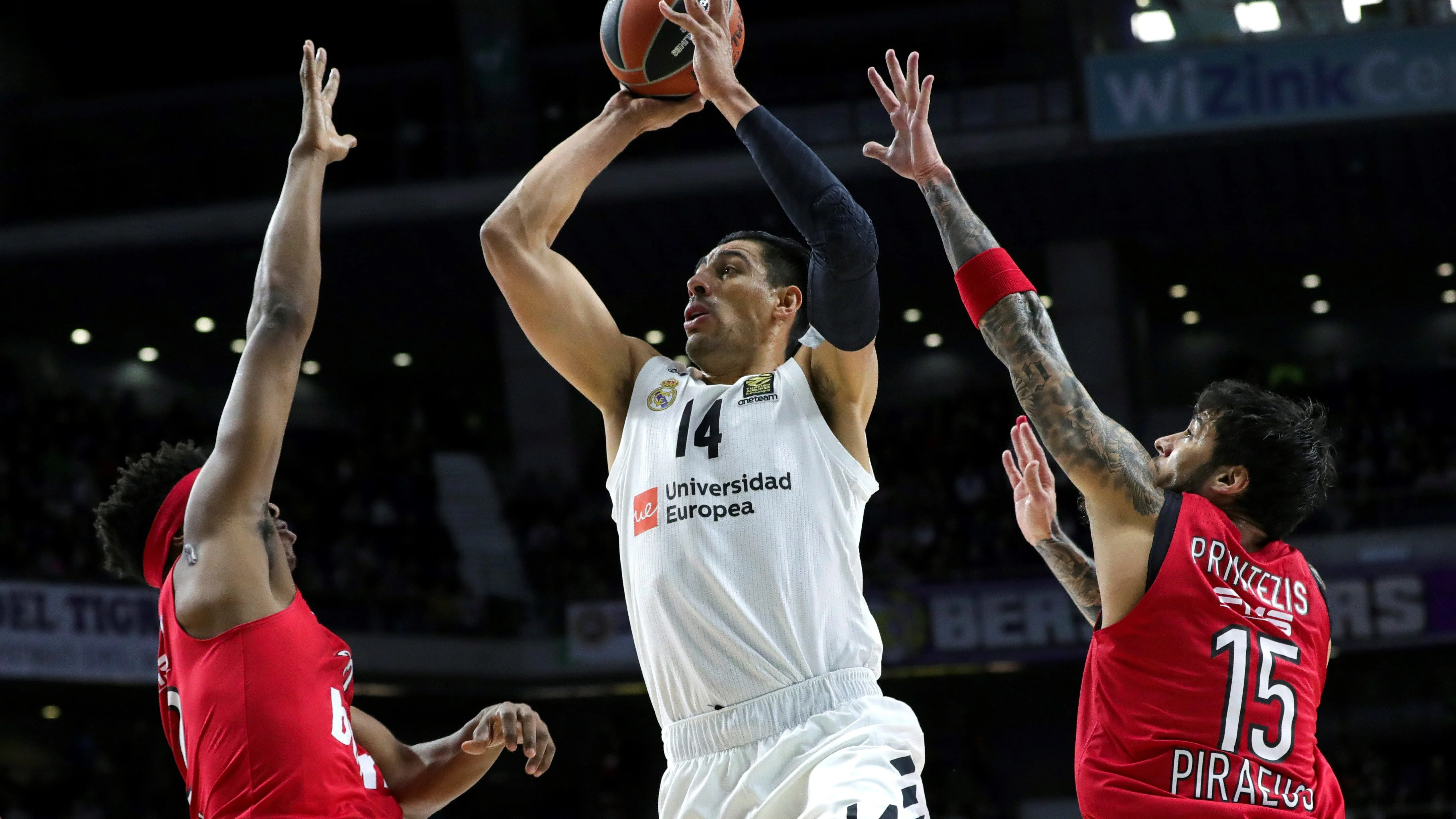 Gustavo Ayón, en acción ante Olympiacos