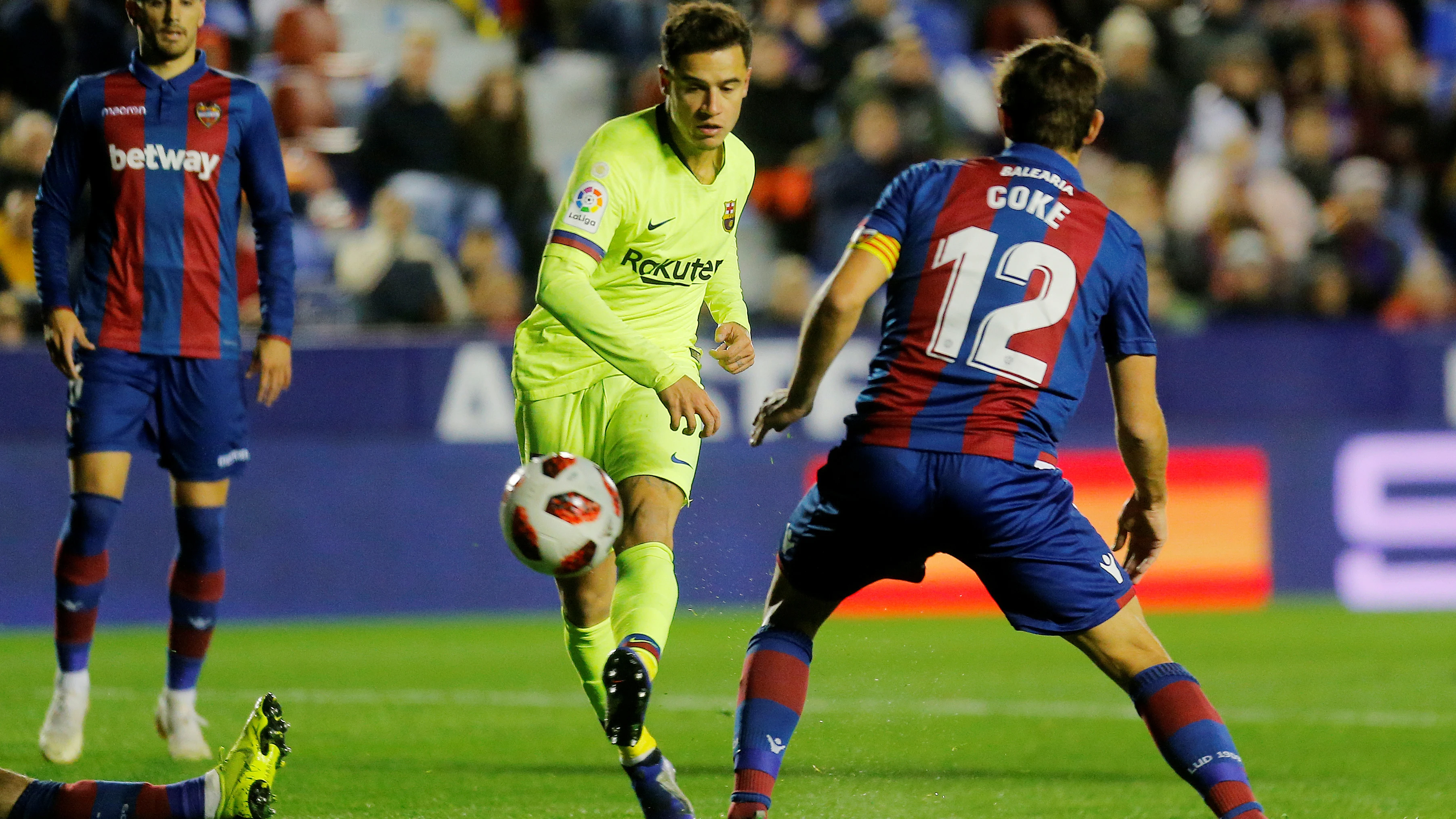 Coutinho, en acción ante el Levante