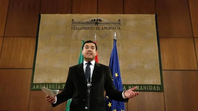 El líder del PP-A, Juanma Moreno, durante su comparecencia ayer en el Parlamento de Andalucía